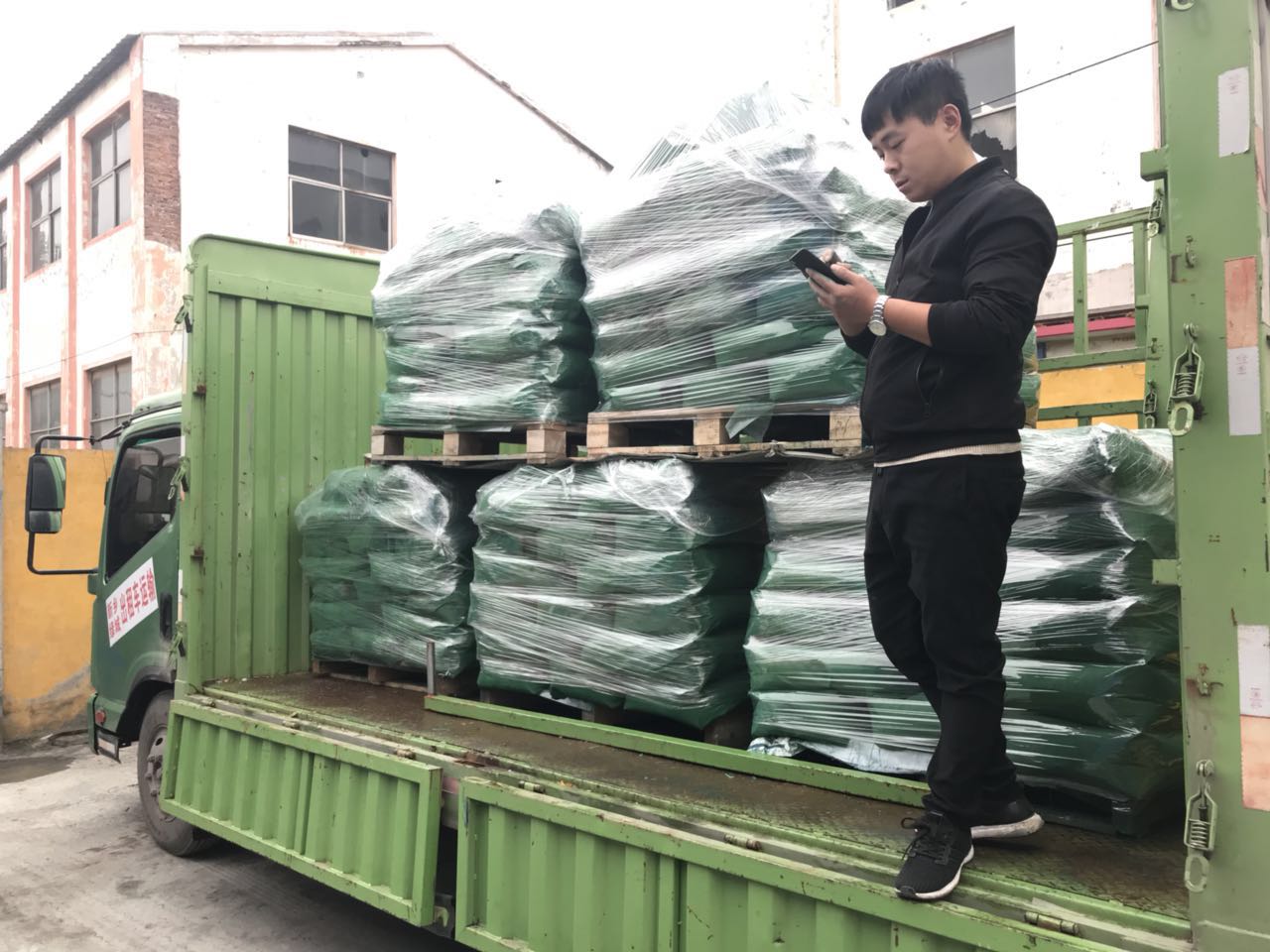 彩色瀝青顏料整車待發(fā)